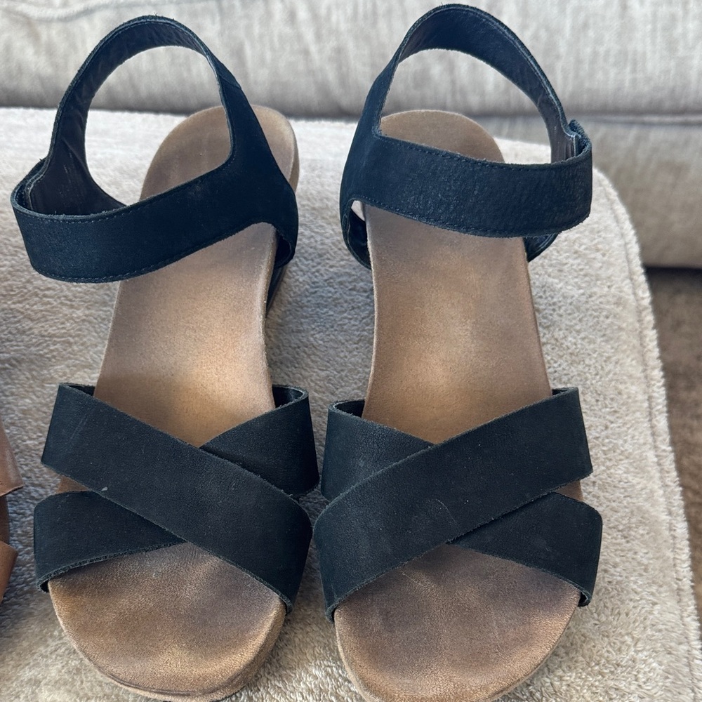 Stylish Women's Sandals in Black and Brown - Picture 2 of 6